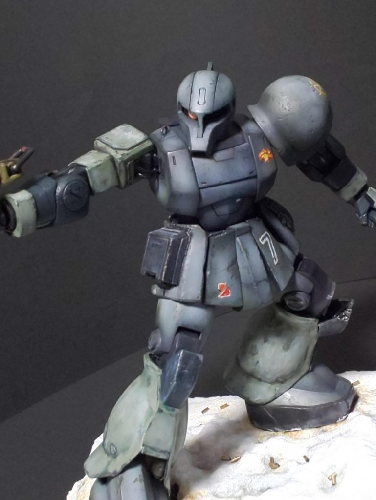 「まぁ確かに新作の部分がある以上、総理の言われるリメイクとしては及第点なのでしょう。では総理、その新作の中にショートタイプのザクマシンガンが在りますが、これは熱帯仕様の銃なんじゃないんですか?!冬季ビネットには場違いなんじゃないんですか?!総理の明確なお答えをお願いします。」「あ~、ショートタイプザクマシンガン、長いので短バレルと略させていただきますが、この短バレルは確かに熱帯ザクの装備として有名ですが、なにもそれに限定されている訳ではありません。政府としてはこの短バレルは内部に熱交換器を付随させており、熱帯や寒冷地等の厳しい環境下で規定の性能を発揮できる銃と理解しています。その上で弁明させていただけるならば、本作の場合は混然とした末期のジオン兵站を表現しており、寒冷地でも重宝する短バレルをアフリカ方面行き便から急遽、連邦北極基地襲撃作戦に付随した兵站に廻されたことを現しております。設定上の詳細はお手元の資料に記載してございます。」