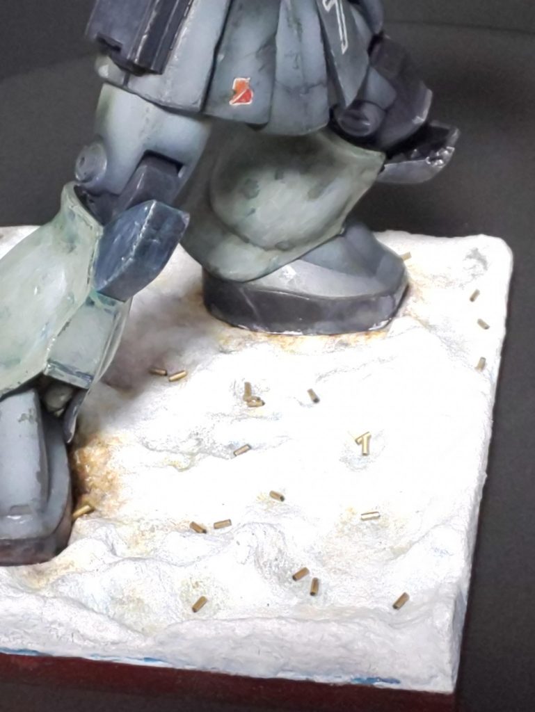 「それは我々としても同意しますが、ならば何故可決まで待ってくれなかったのか?何故 施行前に一言無かったのか?それだけが残念です。このような事が二度と無いようにお願いして次の質問に移ります。さて総理。 今の話からザク1再生は あえて、あえてよしとしましょう。しかし何故再生の舞台が冬景色なんですか?不景気で国民の心が寒く感じる昨今に、季節も春だというのに何故 わざわざ冬を選んだのか?その真意をお聞きしたい。」「え~、冬景色の選出は 正直なところ偶然であります。厳密に言えばザク1のボディ配色が冬季色だった事に起因します。これは再生経費削減にもつながっており、もしこれを熱帯カラーやジオン緑に染めた場合、クレオスカラーの投入が余儀なくされ 新たな予算の追加となります。それは本法案の自前でエコを楽しむという法自体の趣旨を覆すものであり、政府の望むところでないからであります。」