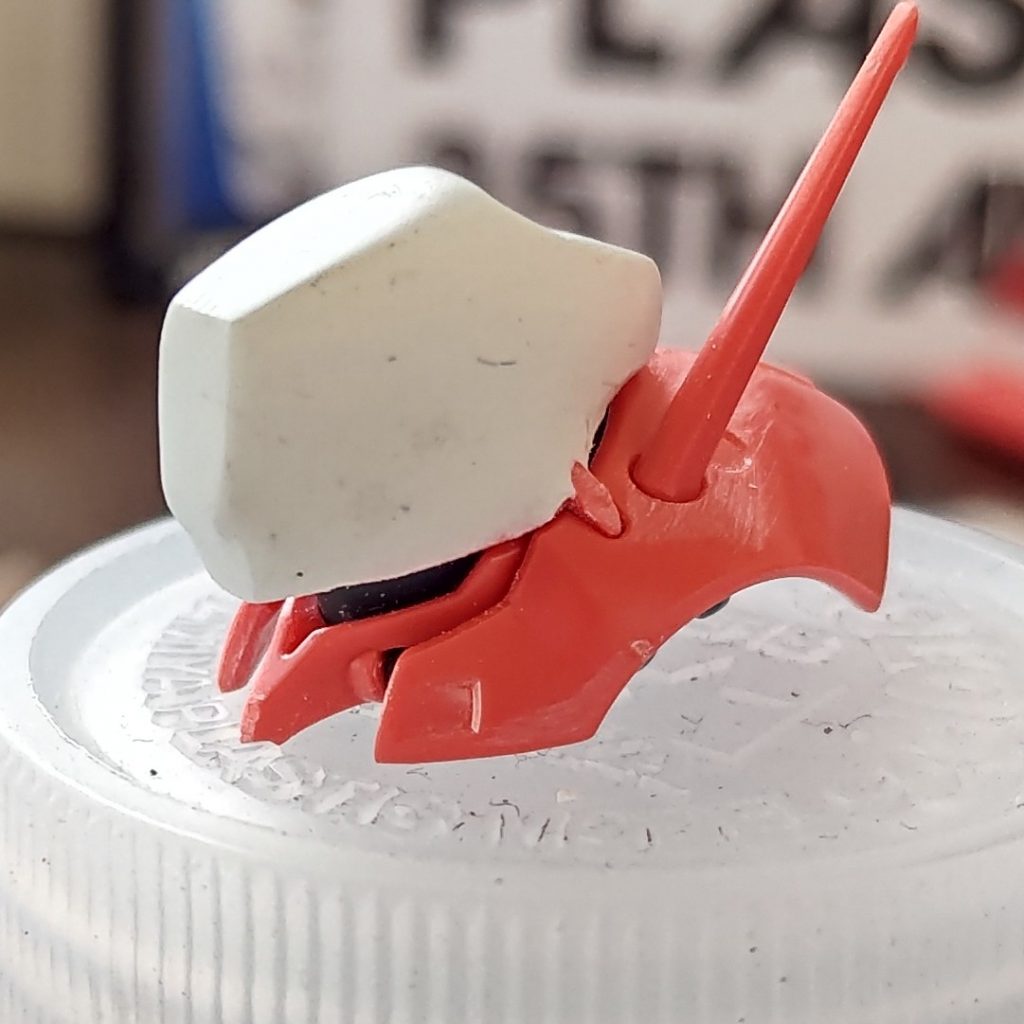 頭部はパテを盛って形を整えました