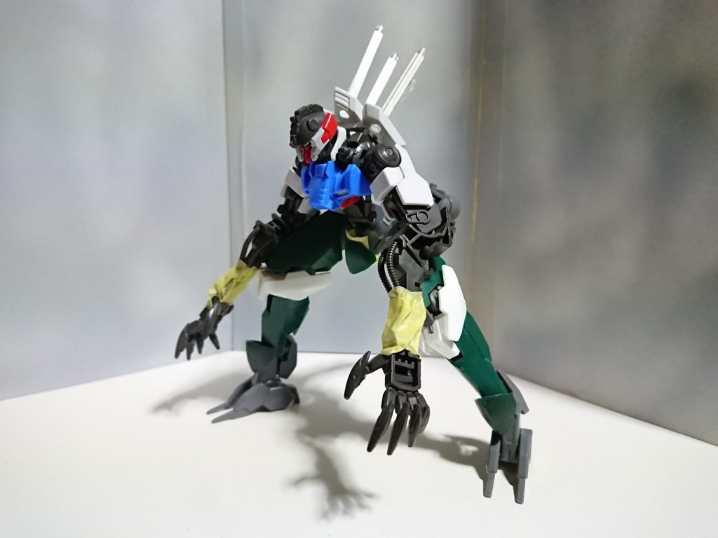 最初はエヴァ2号機のビーストみたいな感じにする予定でした。