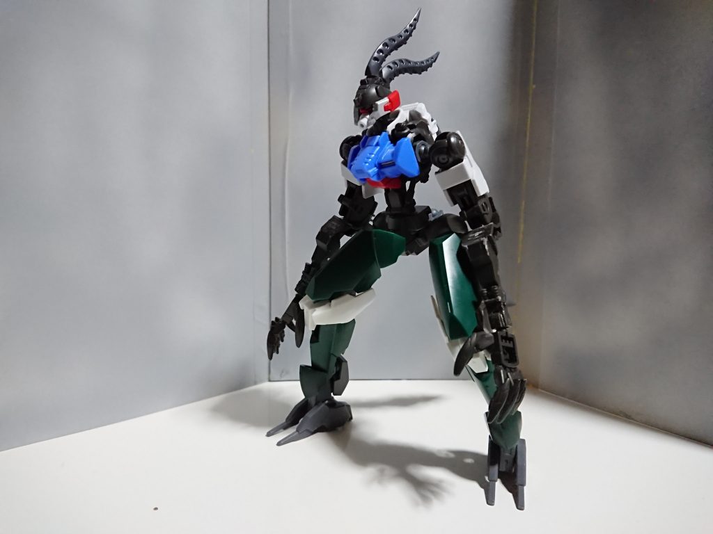 パーツをあさってたらスカルマサカーの角が四本出てきたので頭と背中に接着しシルエットを決定しました。サーベルもこの時埋めました。