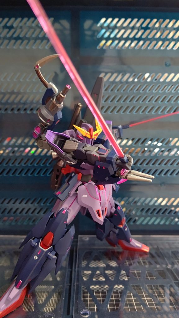 腰にはGサイフォスのビーム・サーベルを取り付けてます。また、アンカーブラスターはバックパックにジョイントを作り携帯できるようにしました。