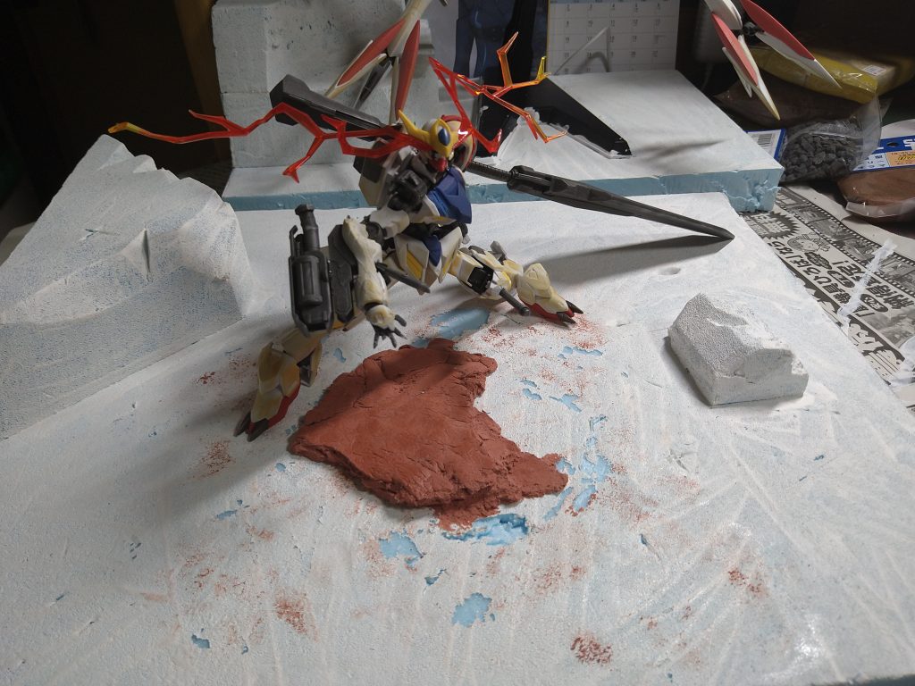 土台はスタイロフォームにジェッソを塗って塗装しました。1部粘土を使って地面を盛り上げたりしました。