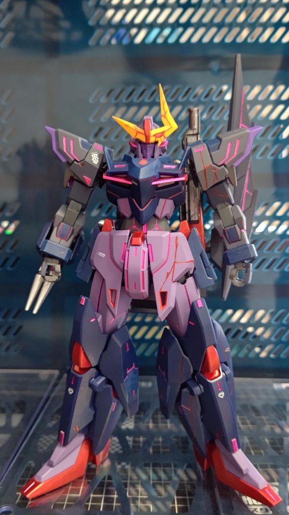 正面から塗装はガンダムマーカーの部分塗装とスミ入れ、プラチップでディテールUP、デカールは30MMを使用しました。ゼルドザームをゼルドアームではなく他のキットから腕をつけ通常のモビルスーツのように作成したくGサイフォスは成形色が黒なので合うんじゃないかと思い取り付けました。