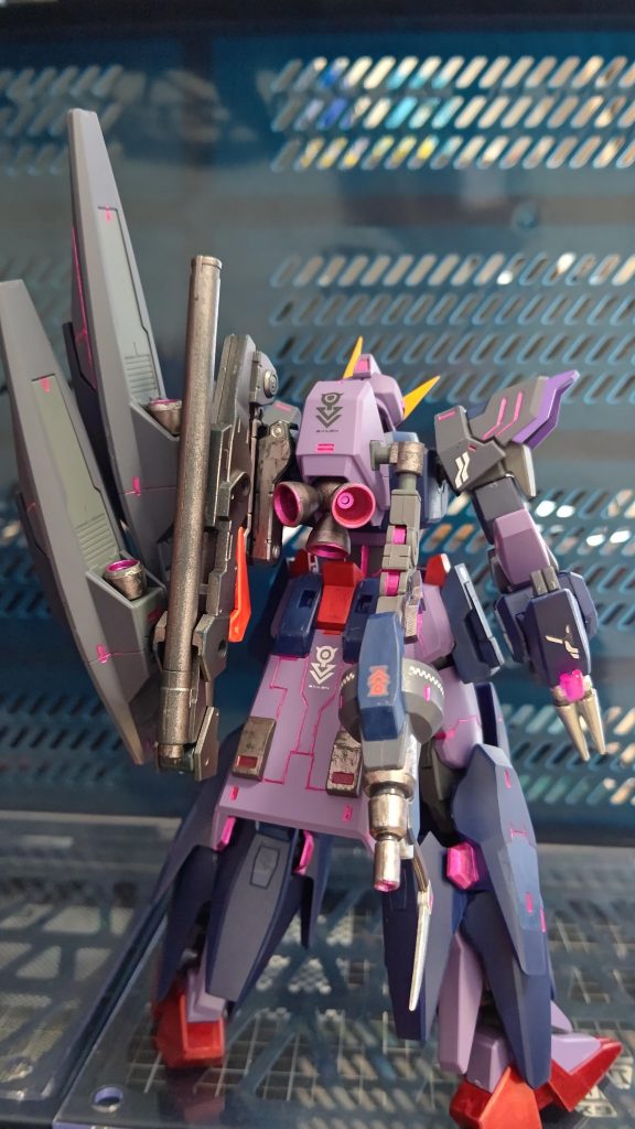 後ろからです。リアアーマーには頑張ってスジ彫りを入れこちらもガンダムマーカーでスミ入れし、バーニアもガンダムマーカーで塗装してます。こちらもデカールは30MMです。