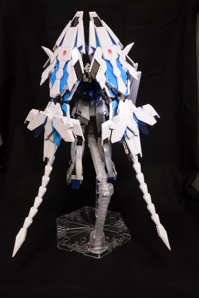 後ろからパシャリどこをみてもゴツイ。流石アームドアーマー全部のせ。今回は珍しくデカールも貼りました。キット付属のものでなく水転写式の物を使用し、控えめに仕上げてます。