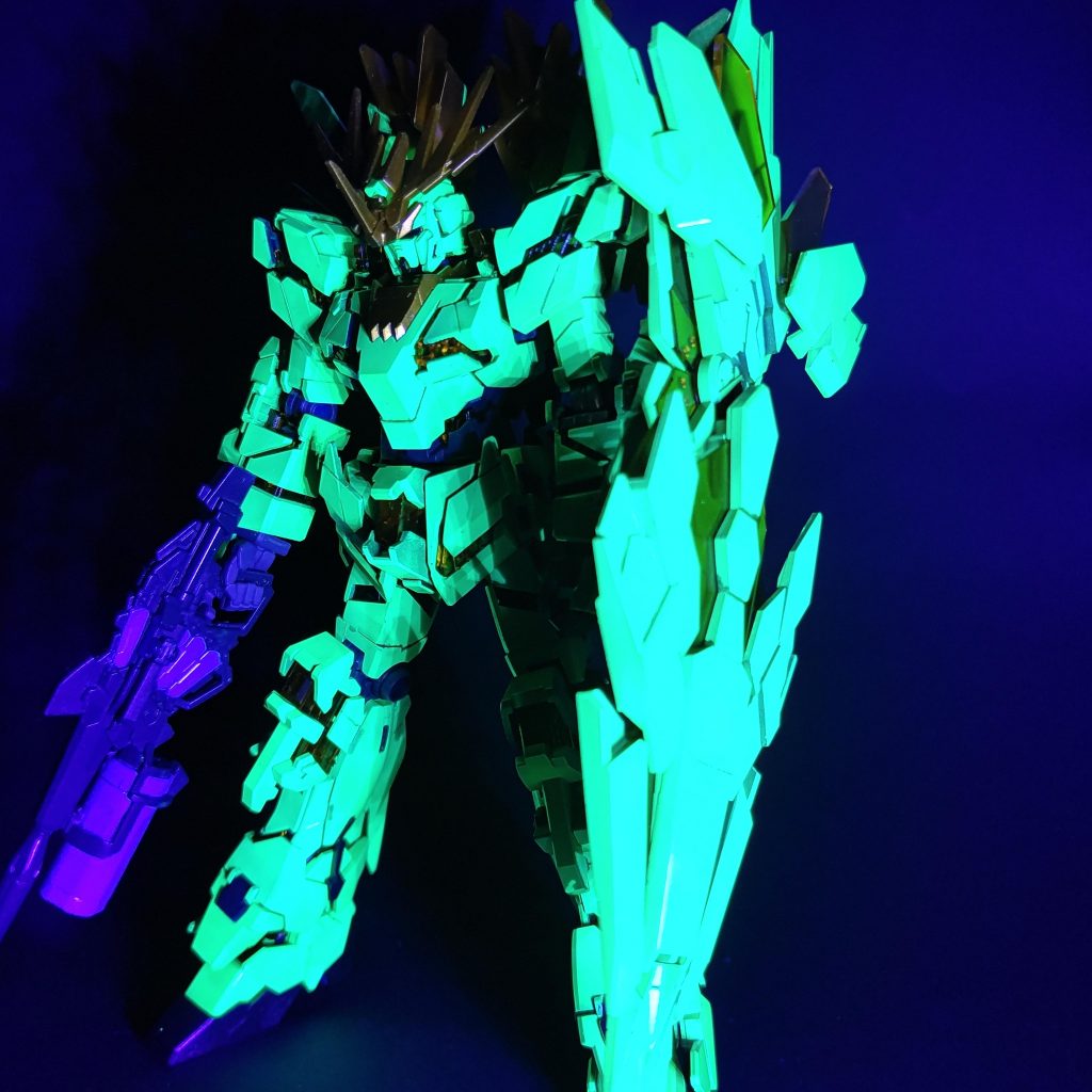 蛍光クリアグリーンで塗装したので、UVライトをあてて撮影