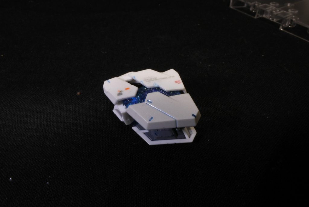 今回作製してて気になった点として、肩の装甲がRG故に内側のサイコフレームが丸見えなのが気になった為グレーを筆塗りしています。