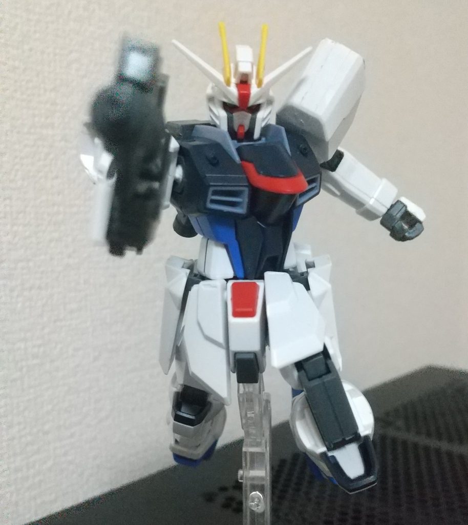 射撃武装はブルパップマシンガンと頭部バルカンに胸部マシンキャノンと実弾尽くしですw