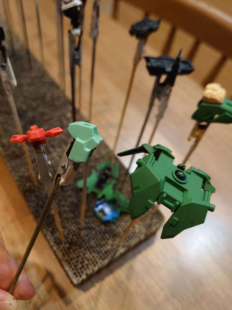 百均のミルクペイントは、ダークグリーンとスモーキーグリーンを使用しました！感想から言うと！ナマラいいですねぇ(◍•ᴗ•◍)よかった点・水で希釈できる・ニオイあんまりない・乾燥後は、マットな質感、パリッときまる※4回ぐらい重ね塗りして、自然乾燥のみで次の日にはオッケー!・百円で、かなりの容量デメリット・色合いのバリエーションがない・希望の色がなかなか手に入らない涙※田舎のせいか(TT)