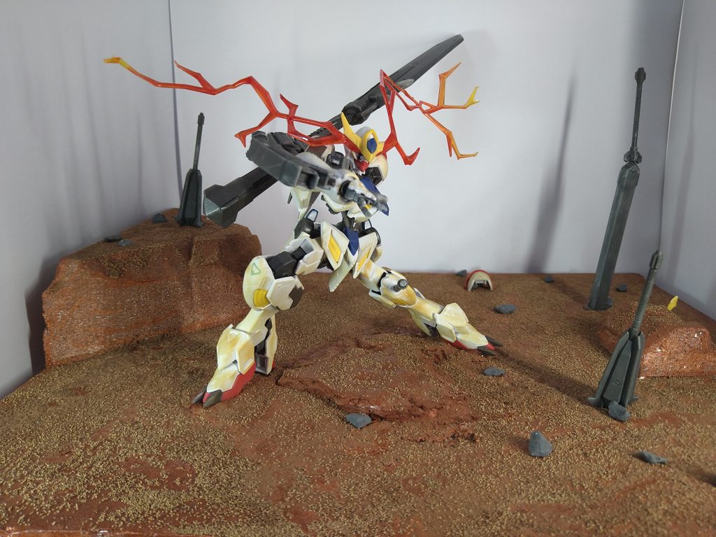 下半身は関節を動かせるようにしてありますが足裏を固定してあるので移動とかはできません。又、上半身はヴァルキュリアバスターソードを持っている腕は固定ですが右腕、頭部、腰は動くのでポージングをある程度帰ることは可能です。