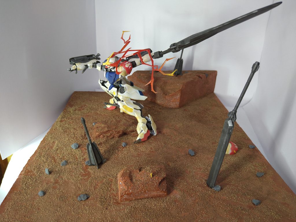 武装だけでなく折れたアンテナ、肩アーマーを設置してます。これでより戦闘シーン感が増すかと。