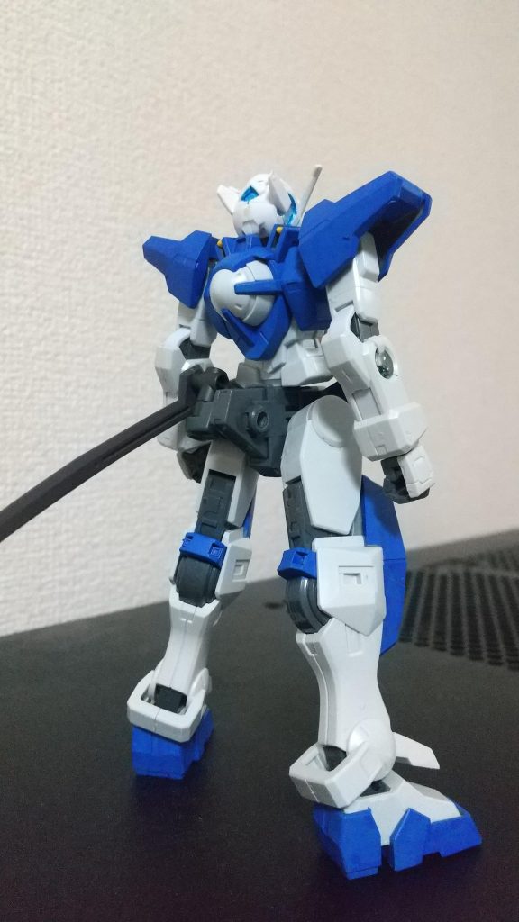 リアアーマーは無いです。代わりにGNスラッシュブレードが装備できます