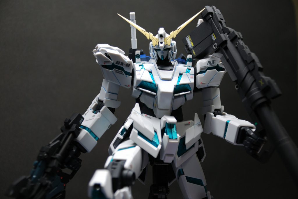 墨入れはタミヤアクリル X-3ロイヤルブルーですが、サイコフレームと同じ色に見えますね。