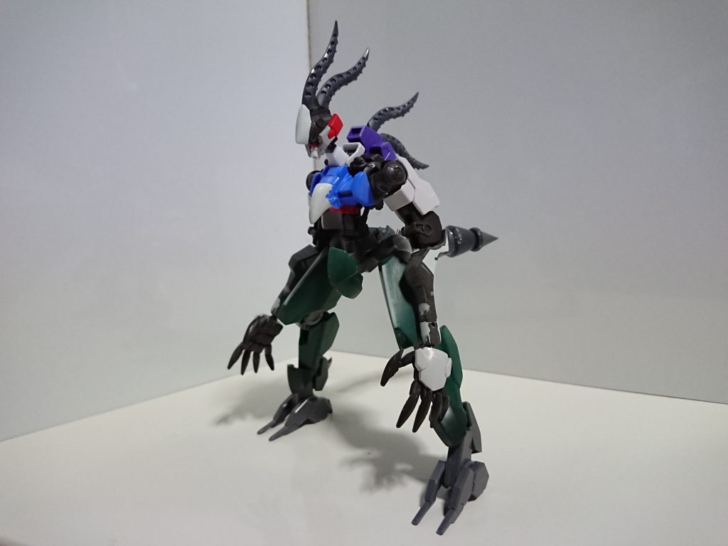 首の延長、パテ盛りと成形、プラ材による形状変化した状態。写真は無いですがここから装飾と腕の基部を30MMに変更しました。