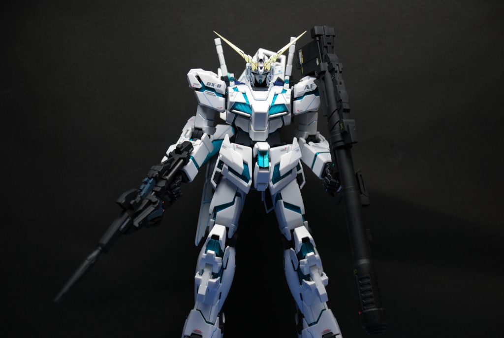 サイコフレームは、黒サフ＋水性ホビーカラー H8シルバー＋ガイアノーツ 蛍光ブルーグリーンの重ね塗りです。