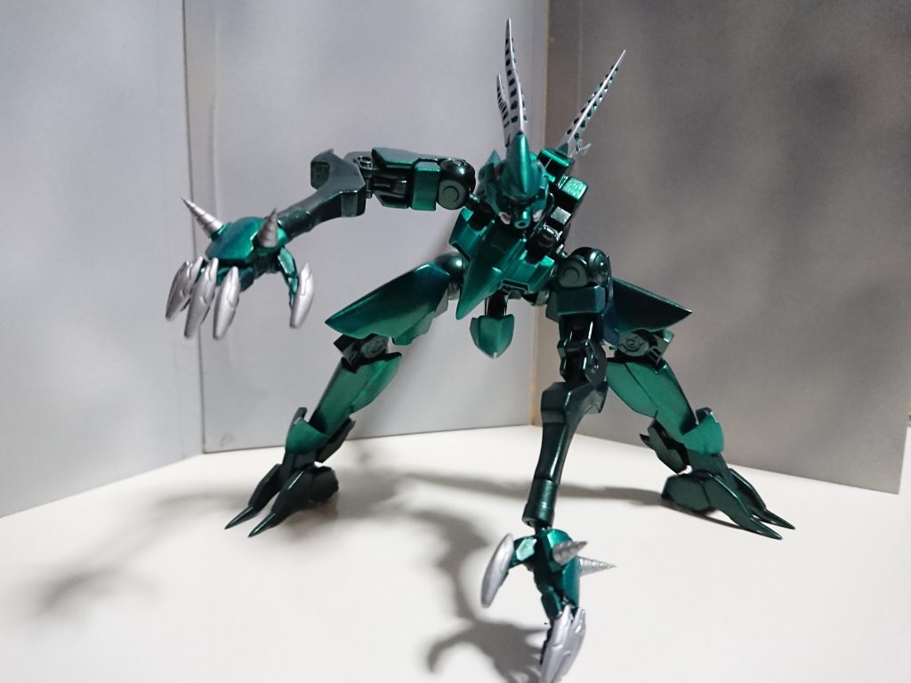 元が鉄血のキットなので稼働は良好。色は灰サフ→一部メタリックブラック→メタリックグリーン→一部メタリックブラック→メタリックグリーン薄吹き→光沢で部分的に斑みたいになるようにしてます。