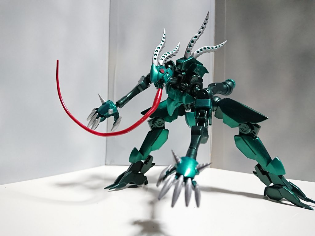 ベロよく見るチュパカブラのイラストだと舌を出しているものが多いので作ってみました。口部分にサーベルの柄を埋め込んで曲げたビーム刃を付けれるようにしてます。