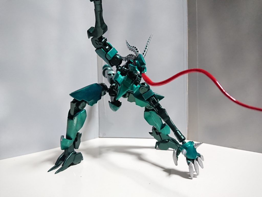 舌は波打ってる物と大きく曲げた物と2本作りました。