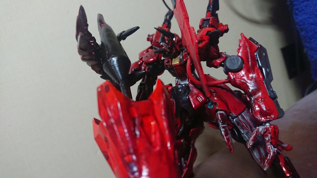 通常形態は携帯しているランス、ゼルトザームの腕とルプスレクスの爪での近接戦闘、腰に装備しているガンダムジエンドのファングユニット…全領域対応出来るテールブレード……近接装備増し増しですね(^^;