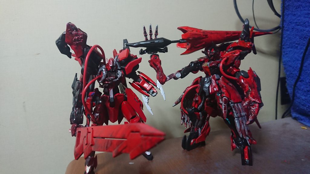 似た様な機体で左側のアルカディアガンダムと比べるとこんな感じです。当初、アルカディアガンダムの改良型を作ってみたいなーと思い色々思案した結果、右側のアルヴァレコーノガンダムが完成したという訳です。少しでもゲテモノ感を出せたのなら幸いです。今後ものんびりとガンプラ制作に向き合って行きたいと思います。ここまでお付き合いいただきありがとうございました 。また次回作でお会いしましょう!!!