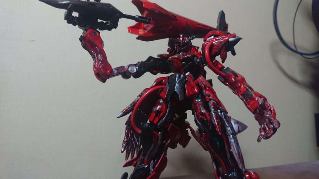 細部を見ると、適当にチャッカマンでパーツを炙ったり、適当なコードを繋げたり、継ぎ接ぎ感を出してゲテモノ機体として形にしてみました。血塗り塗装をやったのも鉄血のオルフェンズをイメージしながらやってみました(^^;
