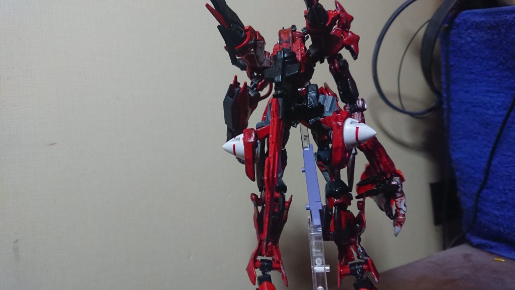 背部に搭載している太陽炉は5基搭載している出力増し増しになっています(最新式の擬似太陽炉によるトランザムの使用も可能)…ゲテモノ感を出したいと思い、ルプスレクスのテールブレードも搭載してます……