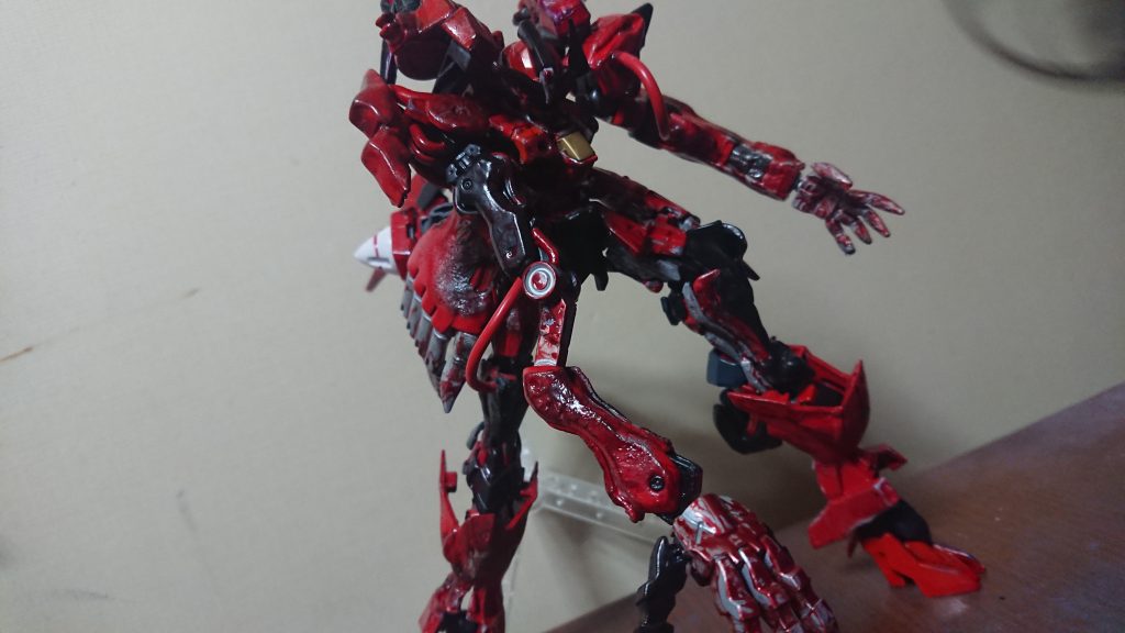 脚部のギミックを展開する事によって全長が高くなり、強襲形態になります。機動性が向上、攻撃範囲が上がっています(自立が少し難しいのが難点ですが(^^;))