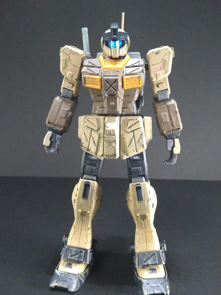 胴体+頭部はジムストライカーから、腕部と脚部はジムコマンドを使用しています。機体カラーはトリントン基地所属をイメージした、デザートカラーにしてあります。