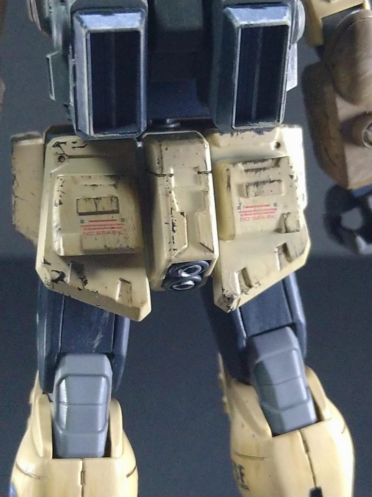 リア腰部はディティールが少なかったので、プラ材の他、余ったジムコマンドの手の甲パーツを貼り合わせてます