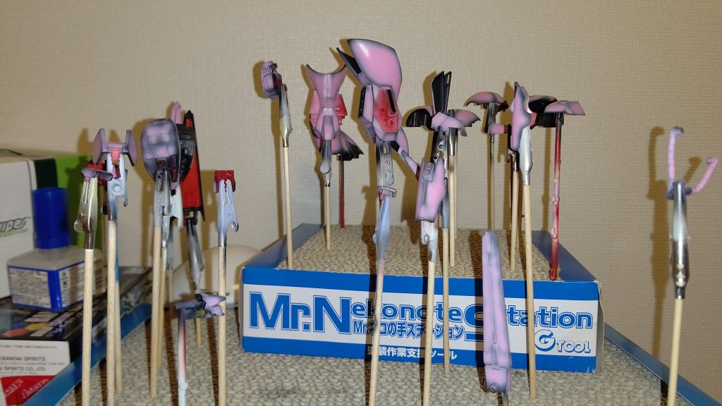 塗装は黒立ち上げにしたかったんですが、赤を元の色味でしっかり発色させたいので一旦ピンクで立ち上げてから赤を上塗りしました。