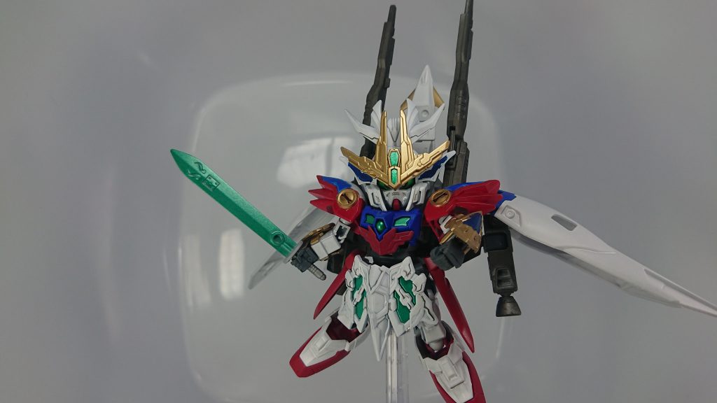 シールドは持たせられませんが後ろに装着できます、大将軍みたくなるんで結構お気に入りです。