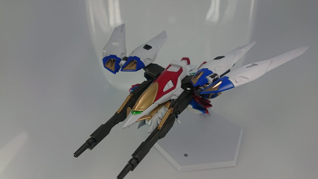 シールドを干渉させないように頭部の一部カットしました、手間は掛かりましたが上手くいきました。