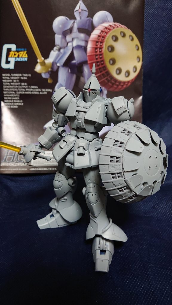 サーフェイサーで雑な部分を隠します。盾の荒い穴埋めはご愛敬😆💦