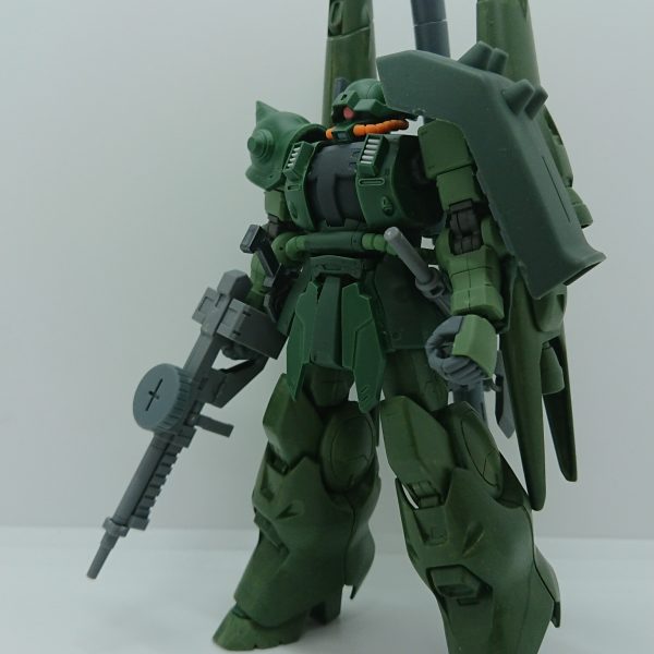 MGブレイズザクが格好良かったけど手が出ないのでHGオリジンザクを改造してそれらしくしようとしたらエアブラシが壊れたので泣く泣く筆で塗ったザク