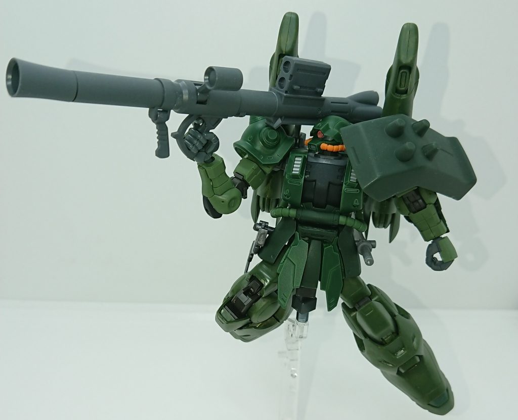 MGザクファントム風バズーカポーズ。あの姿に惹かれたのも制作のきっかけの一つです。
