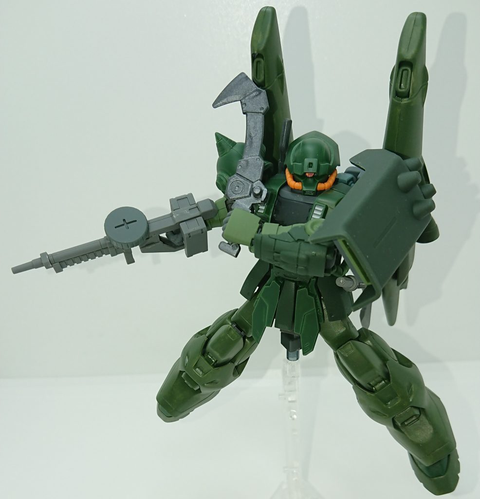 ライフルとナイフ。ザクウォーリアのビーム突撃銃のような、ザクマシンガンと似て非なる外見の銃を作りたかったので、グレイズのライフルにザクマシンガンのドラムマガジンを貼り付けています。ナイフはMSオプションセット7付属のフラウロスのものを、ザクの腰に懸架するため、懸架用の穴に切ったランナーを差し込んでいます。