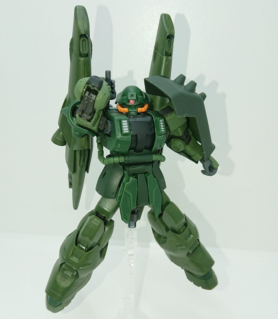 ベース機ではバズーカを懸架していたラッチに、ケンプファーアメイジングのナイフを装備。これは特にザクウォーリアをイメージしたわけではなく、単純に最後の武器として取り付けました。