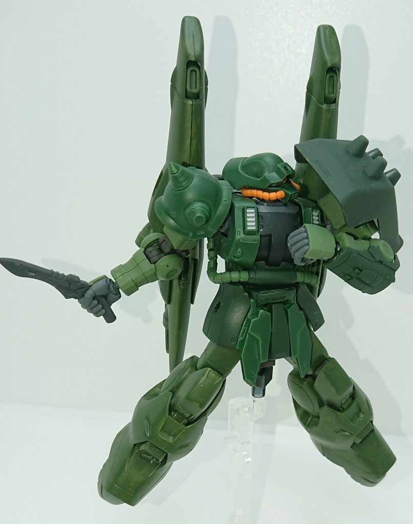 各部の合わせ目であったり、頭部のアンテナ穴埋めであったりが処理出来ていませんが、エアブラシが壊れた時点でもうモチベーションが保てませんでした。なんで壊れちまったんだ、エアブラシ・・・