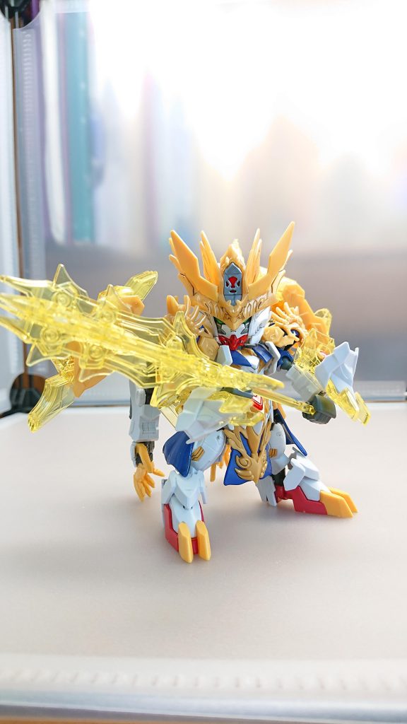 主要武器の大禍鎚小型化したガントレット状の近接武器狼激甲を使って戦う