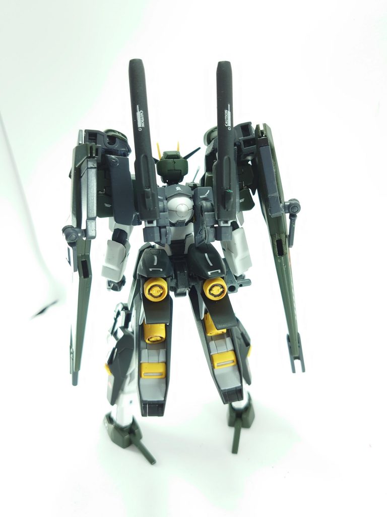 背面リペアⅡになり大きく変わったのが後ろであるGNドライブの位置を腰部から背面に移動空いた腰部に新たにデュナメスリペア同等のスラスターを装備これにより重武装ながら高機動化を成した