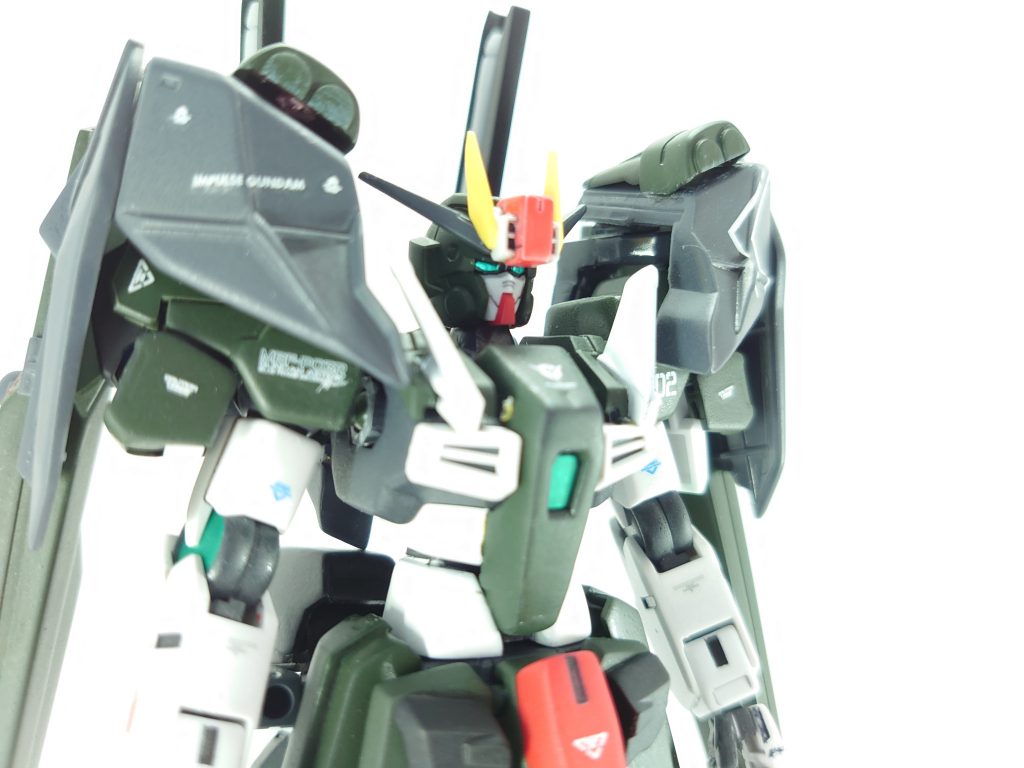 頭部はカメラアイを廃止し空間認識能力を高めるブレードアンテナを追加