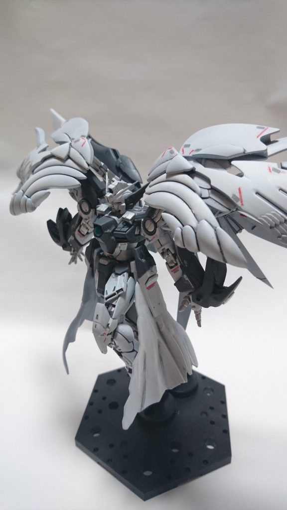 RGウイングガンダムゼロEWとHGデスティニーガンダム、家にあるジャンクパーツをミキシング改造しました。白、シルバー、グレーに塗装し、つや消しのトップコートをふき、高級感のある質感になるようにしました。
