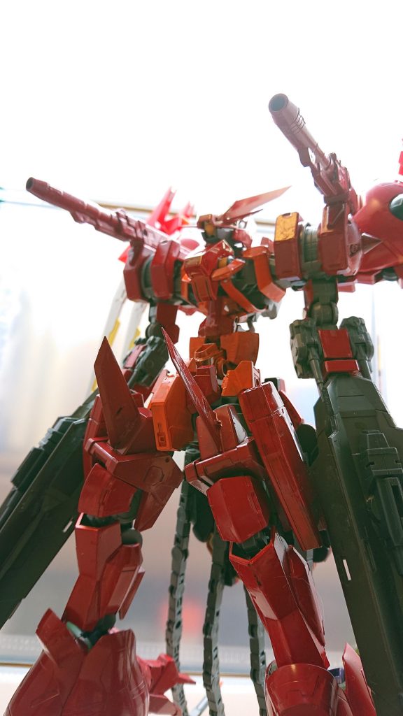 肩に装備されたキャノン砲で攻撃を始めるグレイズイフリートその巨体と圧倒的な火力で人々を恐怖に陥れ、町を火の海に変える