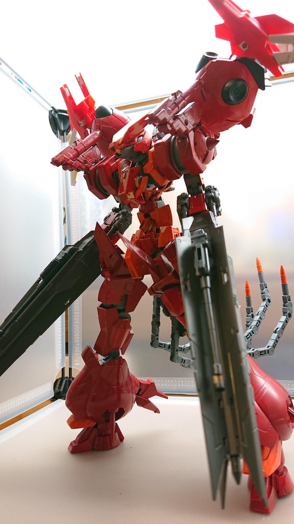 両腕にメイスを装備した1つ目の赤いモビルスーツそれはまるで神話に出てくる生物のような異形の姿をしていた