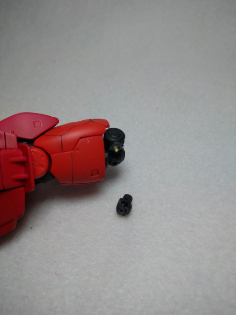 ポージングしてたら、足の接続部がねじ切れてしまったので、真鍮線を使い修繕…。