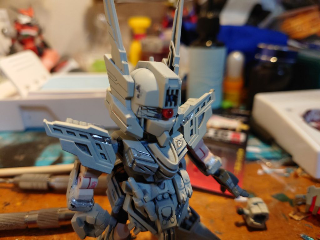 ミライトを顔に入れる  3mmのピンバイスで穴を空けました