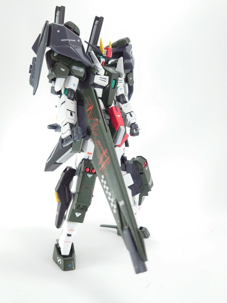 GNシールドライフル通常時は両肩に設置連射性能に特化した武器であり防御に重点をおいている為シンプルな作りになっている