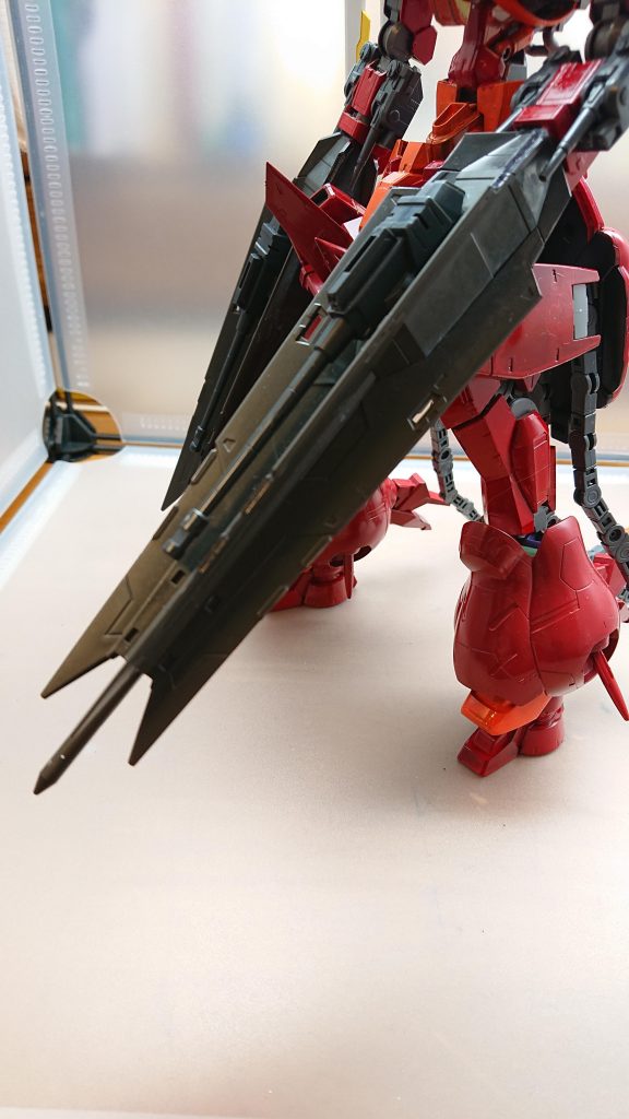 メイスアームズグレイズイフリートの両腕に装備されたメイス状の武器まわりにはマシンガンも搭載されており中距離での狙撃も可能さらに打撃だけでなくパイルバンカーによる貫通攻撃も可能としている