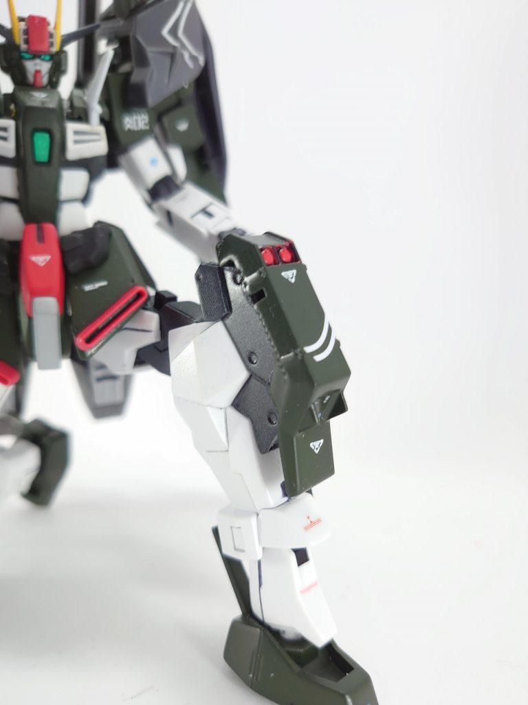 ミサイルポッド両膝に新たに設置片方2門6連12発の両方合わせて計24発弾幕張り、牽制に用いる